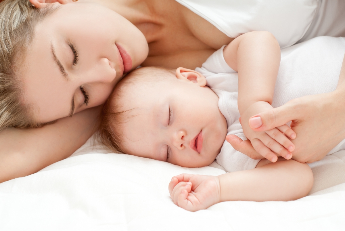Матери снится маленький сын. Мама с младенцем. Спящий малыш и мама. Спящий младенец.
